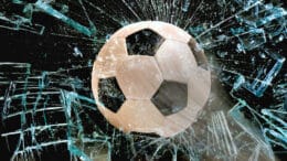 Den Glasbruch durch einen Fußballtritt zahlt, wenn sie es denn tut, die Haftpflichtversicherung des "Verursachers".