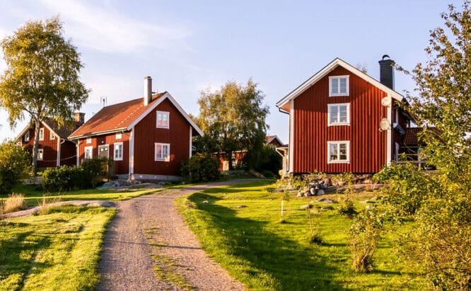 Ein Schwedenhaus kommt es von seiner Bauweise her den Menschen entgegen, die ihr Holzhaus selber bauen wollen, in welchem Umfang auch immer.