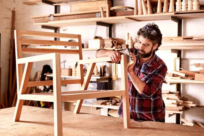 Einen Holzstuhl schön glatt schleifen und dann zu ölen gehört zu den besonders lohnenden DIY Projekten.