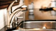 Edelstahl ist nicht nur für die Spüle in der Küche gut geeignet. Auch im Bad hat Edelstahl so seine Vorteile.