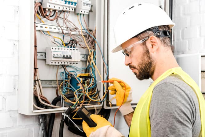 Oft gesagt, doch lieber einmal zu viel als zu wenig: Tunlichst sollte man seine Finger von elektrischen Leitungen lassen. Dafür gibt es Elektriker. 