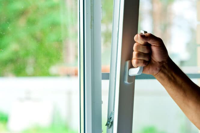 Sehr beliebt sind Kunststofffenster von hoher Qualität. Denn diese Fenster gelten als besonders sicher und haben sehr gute dämmende Eigenschaften. 