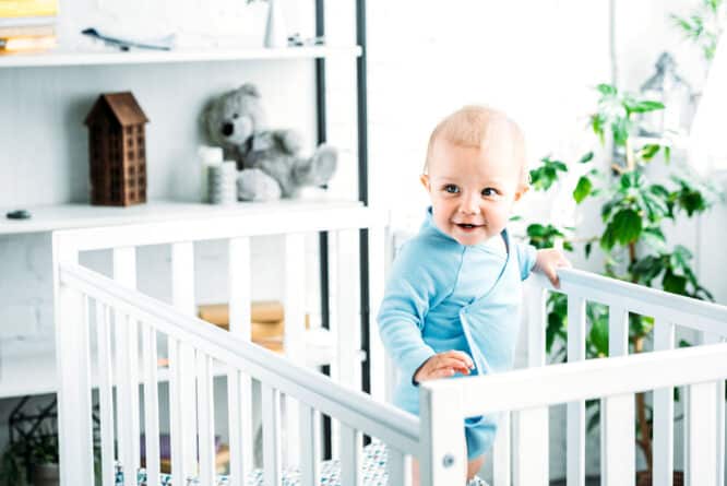 Ein selbstgebautes Kinderbett kann den jeweiligen Kinderbedürfnissen perfekt gerecht werden und auch noch mit zusätzlichen Dingen ausgestattet werden.