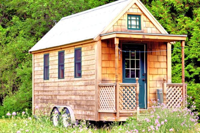 Ob man so ein Tiny Haus auf Rädern als Hauptwohnsitz nutzen kann, hängt in Deutschland von jeder Menge Vorschriften ab. 