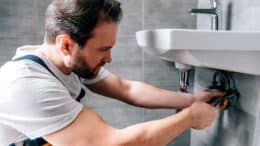 Wer für´s Badezimmer sanieren einen Handwerker an´s Werk lassen will, sollte diesem möglichst auch die Materialbeschaffung überlassen.
