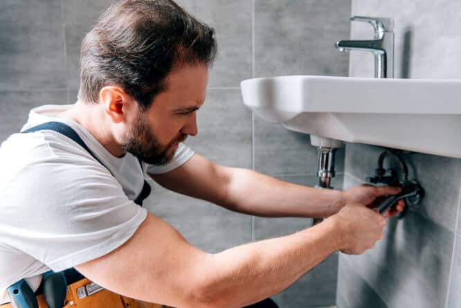 Wer für´s  Badezimmer sanieren einen Handwerker an´s Werk lassen will, sollte diesem möglichst auch die Materialbeschaffung überlassen. 