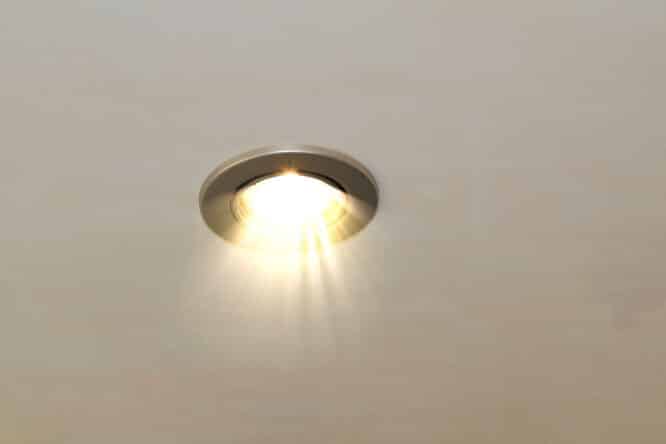 Geht es um die Grundbeleuchtung, sind Downlights ohnehin die beste Wahl. Dabei handelt es sich um runde oder viereckige Deckenleuchten.