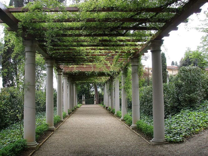 Traditionell, schon im alten Rom, verwendet man eine Pergola als Schutz vor zu intensiver Sonne und als naturnahen Schattenspender. 