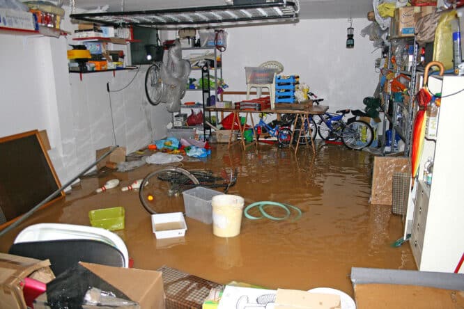 Garage unter Wasser samt Fahrrädern und Kleinkram