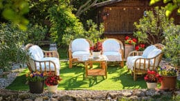 Einer der wichtigsten Wünsche an einen eigenen Garten ist sicherlich die Erholung in der Natur. Dazu gehört eine schöne Rasenfläche, auf welcher Liegestühle Platz finden.