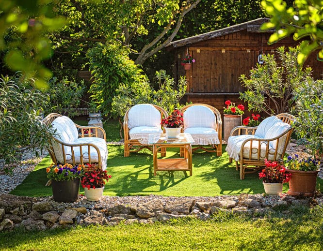 Einer der wichtigsten Wünsche an einen eigenen Garten ist sicherlich die Erholung in der Natur. Dazu gehört eine schöne Rasenfläche, auf welcher Liegestühle Platz finden.
