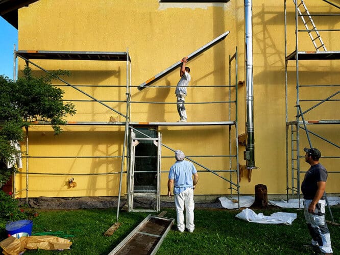 Damit die Fassade in neuem Glanz erstrahlt, reicht oft eine einfache Renovierung als Sanierungsmaßnahme aus. 