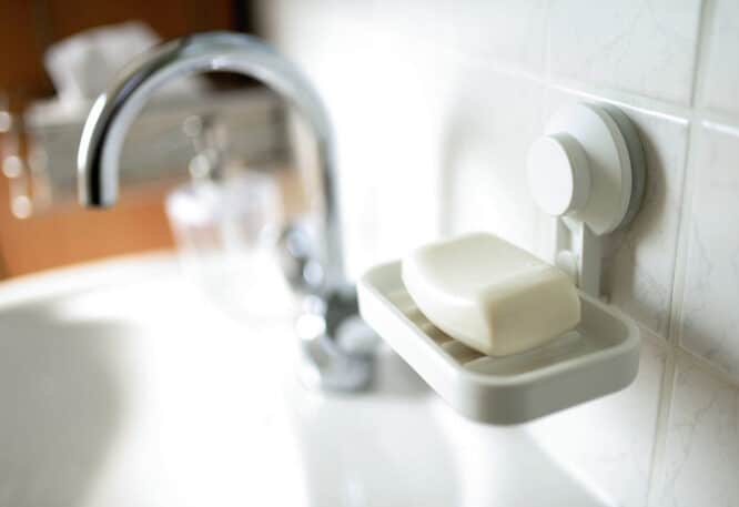 Seifenspender, Zahnpasta und andere Tuben sind für gewöhnlich auf oder neben dem Waschtisch platziert. Um Stauraum im Bad zu gewinnen, kann es durchaus Sinn machen, diese Gegenstände an der Wand zu platzieren.