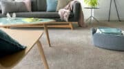 Ideal für ein gemütliches Wohnzimmer: Teppichboden-Auslegware aus Velour / Bild: Balsan Moquette