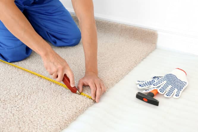 Je nach Rücken kann man den Teppichboden auch ohne Klebstoff verlegen. / Bild: Shutterstock 776403055