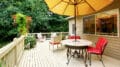 Große Terrasse mit solidem Außengeländer