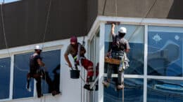 Fensterputzer sind wichtige Akteure im Rahmen der Gebäudereinigung.