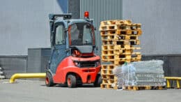 Ob Containerstapler, Frontstapler oder Geländestapler - alle Staplerarten erleichtern die Arbeit von Handwerkern in unterschiedlichen Bereichen und verringern das Risiko von Unfällen.