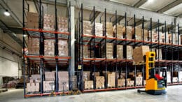 In der Regel ist es bei wachsendem Umsatz an Waren erforderlich, den Lagerraum zu optimieren. Lager Logistik ist das Schlüsselwort.