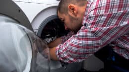 Nicht alle, aber doch einige Fehler kann man bei einer defekten Waschmaschine selbst reparieren.