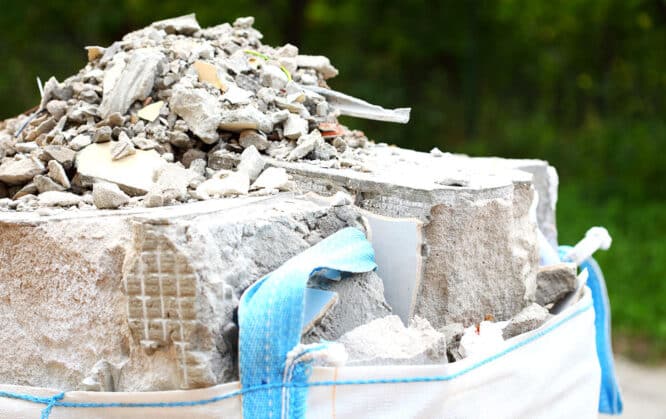 Bauschutt definiert man heutzutage, hierzulande, als Gemisch aus Beton, Fliesen, Keramik und Ziegeln. Das und erst recht, wie man wie man den Bauschutt korrekt entsorgen kann, wissen viele Hobbyhandwerker nicht so genau. 