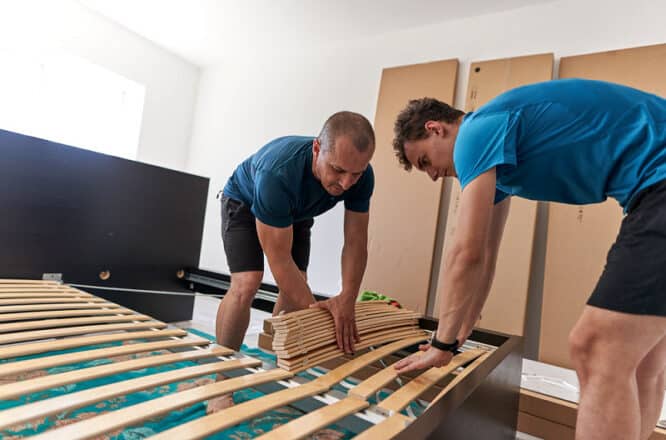 Neue Möbel aufzubauen ist in vielen Familien die Aufgabe der Männer. 