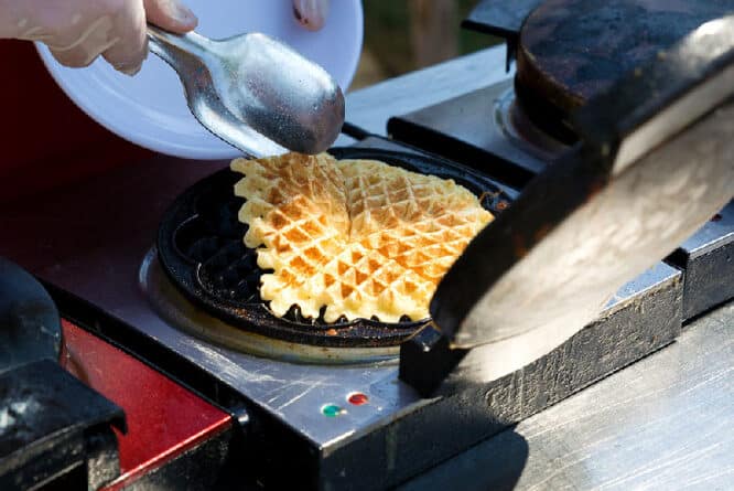 Waffeleisen haben unterschiedliche Formen, aber auch verschiedene Features. Es gibt ganz einfache Geräte und auch solche mit multifunktionalen Eigenschaften.