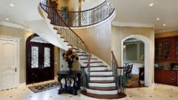 Treppenformen: Wendeltreppe in einem Foyer