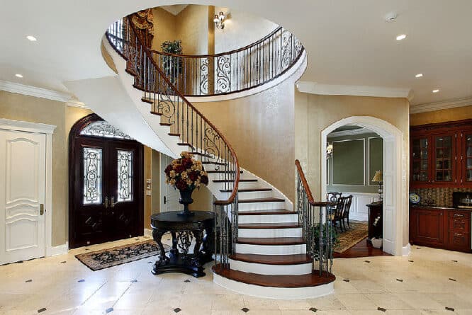 Treppenformen: Wendeltreppe in einem Foyer