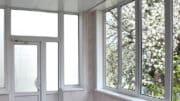 PVC-Fenster und PVC-Türen eignen sich sowohl für den Neubau als auf für den Austausch von alten Fenstern und Türen.