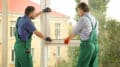 Bauarbeiter montieren neues Fenster
