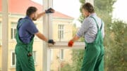 Bauarbeiter montieren neues Fenster