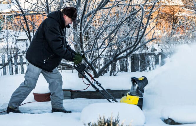 Winterhosen müssen, auch für die Arbeit, wenn nicht gefüttert, so doch mindestens wasser- und windfest sein. 