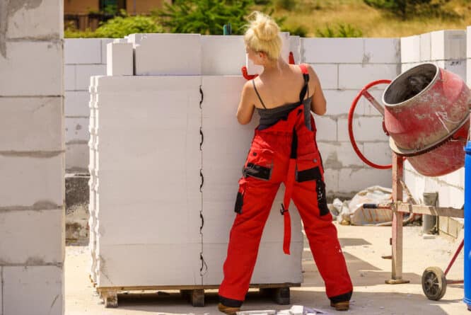 Frauen achten bei Arbeitshosen darauf, dass die Hose für ihre weiblichen Runden geeignet ist. Ansonsten wäre die Hose entweder zu weit oder nicht ausreichend bequem. 