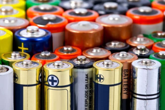 Machen wir uns nichts vor, mit Nachhaltigkeit haben weder Akkus noch Batterien etwas zu tun. Jedes Jahr landen allein in Europa Milliarden Batterien und Akkus im Müll.