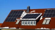 Die regelmäßige Wartung und Überwachung einer DIY-Solaranlage sind entscheidend, um eine langfristige und effiziente Leistung sicherzustellen.