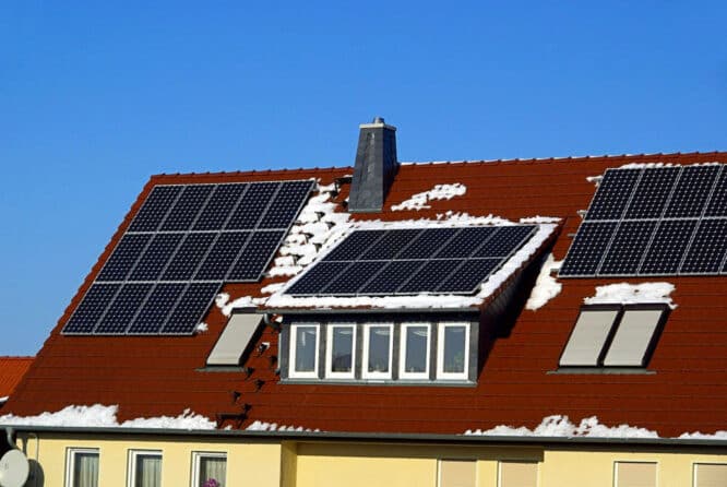 Die regelmäßige Wartung und Überwachung einer DIY-Solaranlage sind entscheidend, um eine langfristige und effiziente Leistung sicherzustellen. 