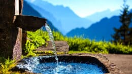 Die Qualität von Trinkwasser wird maßgeblich von Faktoren wie der geologischen Beschaffenheit des Bodens, sowie der Qualität der Wasserquelle beeinflusst und die Schweiz ist damit von Natur aus gut bestückt.
