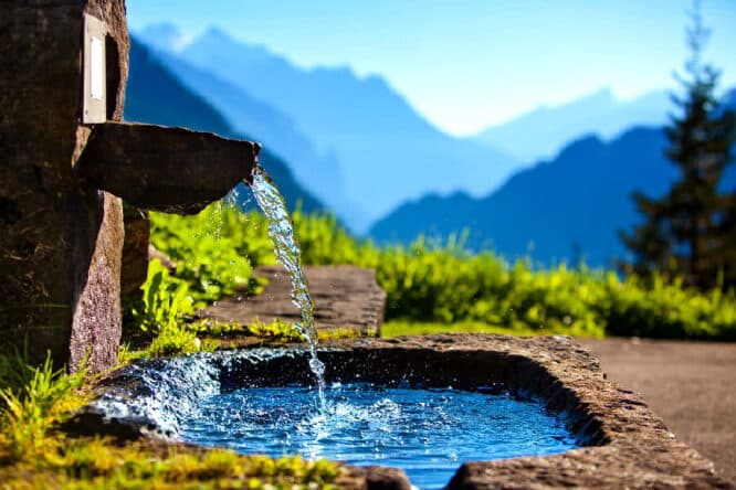 Die Qualität von Trinkwasser wird maßgeblich von Faktoren wie der geologischen Beschaffenheit des Bodens, sowie der Qualität der Wasserquelle beeinflusst und die Schweiz ist damit von Natur aus gut bestückt. 