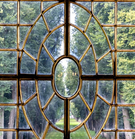 Im 17. Jahrhundert gab es die ersten Sprossenfenster, bei denen das Glas in kleine Flächen unterteilt wurde. Diese Methode ermöglichte es den Fensterbauern, größere Glasscheiben zu verwenden und gleichzeitig die Stabilität des Fensters zu gewährleisten. 
