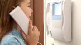 Türsprechanlagen in Kombination mit Klingel und Türöffner sind auch für Kinder eine sehr nützliche Angelegenheit.