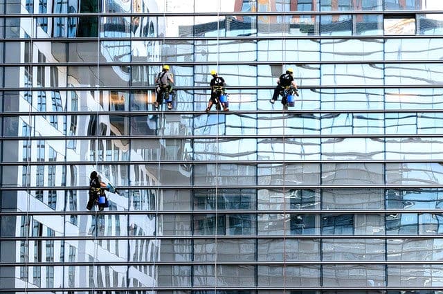 Eine Fassadenverkleidung aus Glas ist schick und hat auch sonst einige Vorteile. Allerdings ist sie weder billig noch pflegeleicht. 