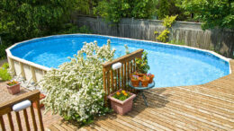 Ein eigener Pool im Garten bietet die Möglichkeit, sich im vergleichsweise angenehm kühlen Wasser zu entspannen und die Seele baumeln zu lassen.