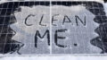 Energiesparen im Winter - Bei Schnee sollte man die Solarpaneele regelmäßig reinigen, um die Sonnenstrahlen optimal zu nutzen.