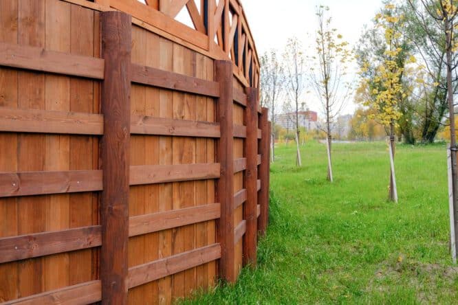 Ein Zaun aus Holz kann schon auch einiges an Sicherheit vor unerwünschten Gästen gewährleisten, besonders wenn er ausreichend hoch ist.