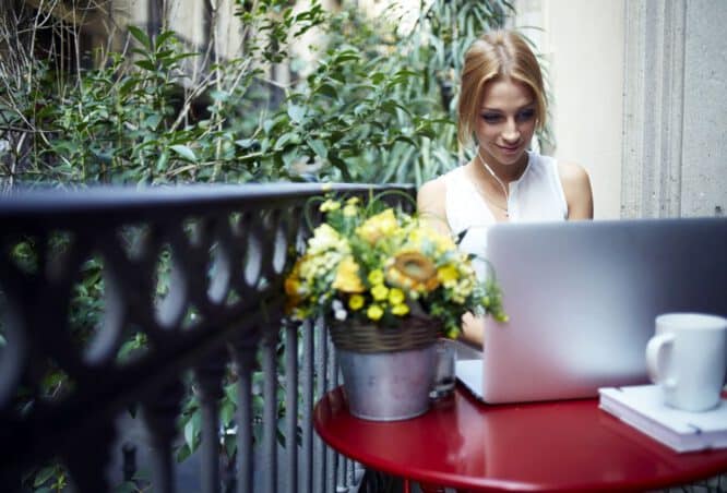 Wer im Homeoffice arbeitet, wird vielleicht gern seinen Laptop auf dem Balkon platzieren, wann immer das Wetter dies zulässt.