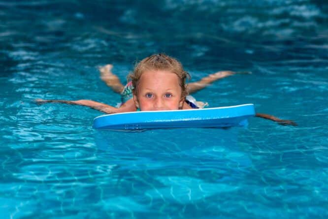 Schwimmen ist eine Fähigkeit, die man schon als Kind lernen sollte.