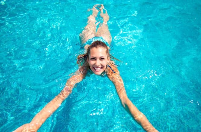 Dank diverser Zusatzfunktionen laden Schwimmspas zum Chillen und Schwimmen an kalten und heißen Tagen ein.