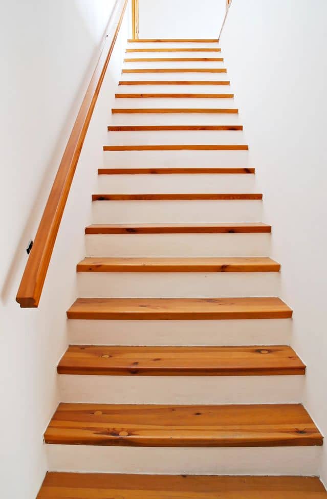 Bei steilen Treppen ist ein Handlauf sehr hilfreich. 