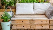 Garten und Terrasse kann man sich mit Möbeln aus Europaletten schön gemütlich gestalten.